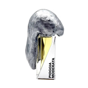 Filippo Sorcinelli - Atmosphere d’Emotion - Pioggia Moderata Parfumflakon mit metallischem Kunstobjekt auf weißem Hintergrund
