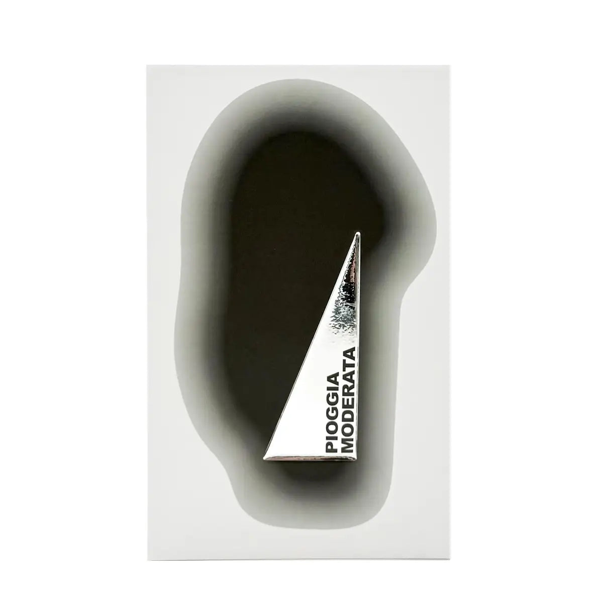 Filippo Sorcinelli - Atmosphere d’Emotion - Pioggia Moderata Parfumflakon mit spiegelnder silberner Oberfläche vor abstraktem Schatten