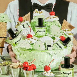 D.S. & Durga - Pistachio Flakons in großer Schüssel mit grünen Eisportionen, Kirschen und Pistazien dekorativ arrangiert