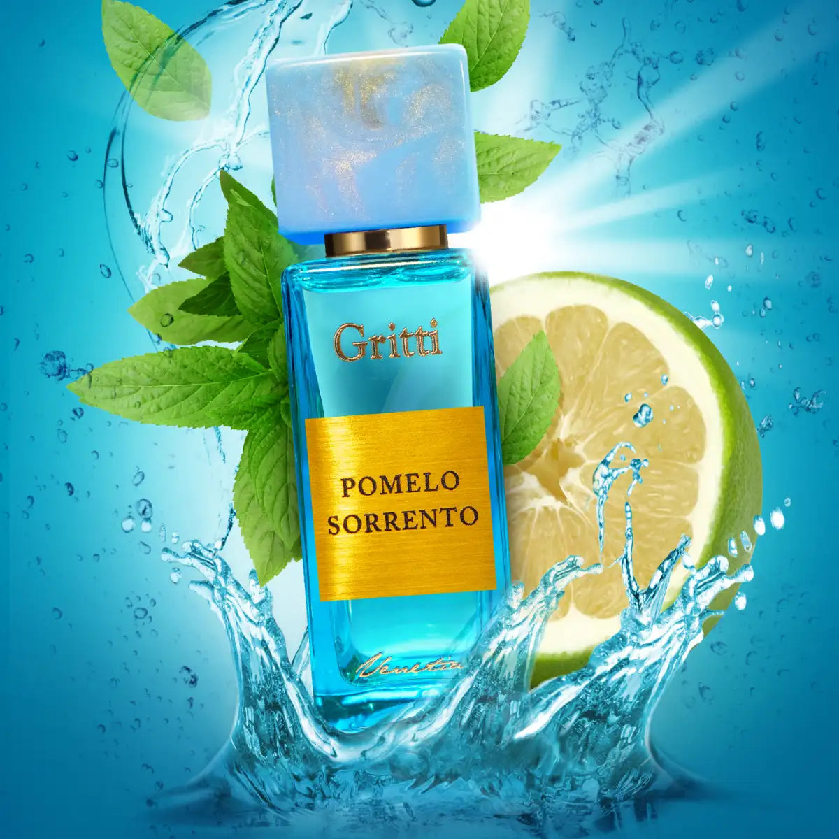 Gritti - Smaragd Collection - Pomelo Sorrento Parfumflakon in leuchtendem Blau mit goldfarbenem Etikett vor Grapefruit und spritzendem Wasser