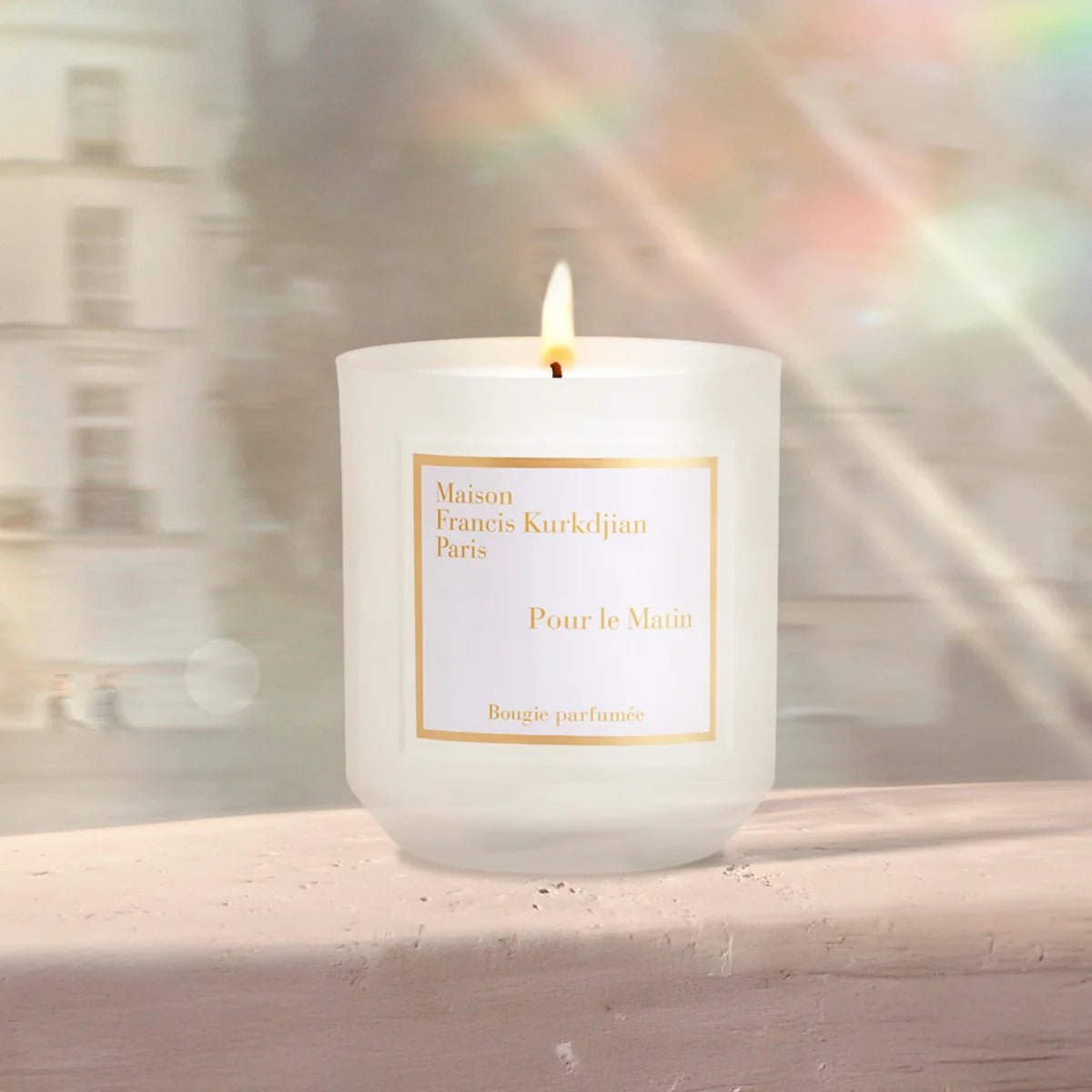 Maison Francis Kurkdjian Paris - Pour le Matin - Duftkerze in mattem weißem Glas mit sanftem Flammenlicht