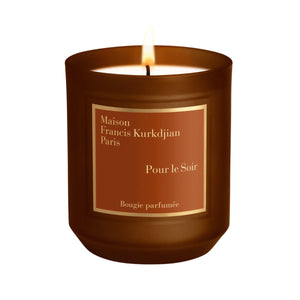 Maison Francis Kurkdjian Paris - Pour le Soir - Duftkerze im bernsteinfarbenen Glas mit flackernder Flamme elegant inszeniert