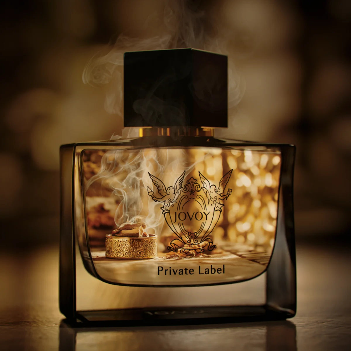 Jovoy - Private Label eleganter Flakon mit schwarzem Deckel und Rauchschleier vor warmem, goldenem Hintergrund