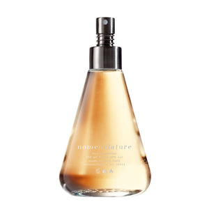 Nomenclature - psy_cou Parfumflakon in tropfenförmigem Glas mit silbernem Zerstäuber vor weißem Hintergrund