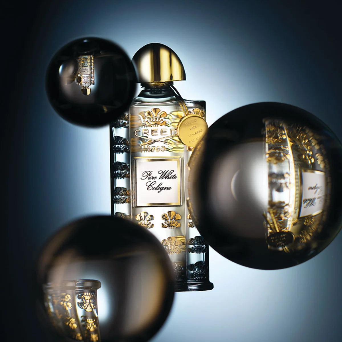 Creed - Les Royales Exclusives - Pure White Cologne Flakon mit goldenen Details vor mystischem Hintergrund