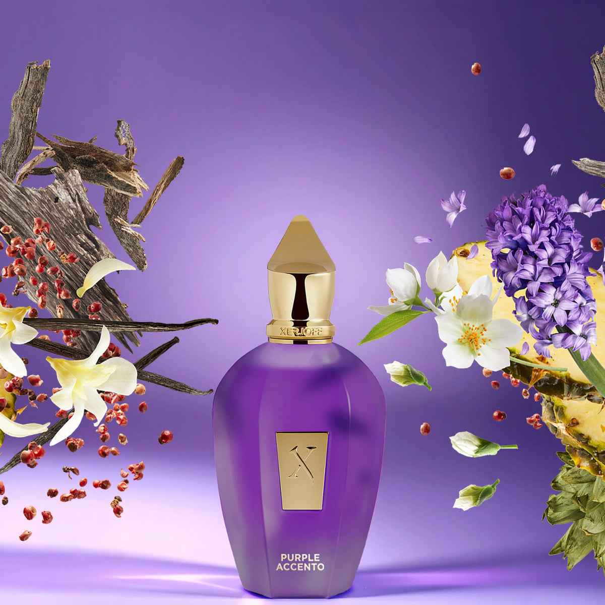 Xerjoff - Vibe - Purple Accento Flakon umgeben von Blüten, Gewürzen und holzigen Elementen vor violettem Hintergrund