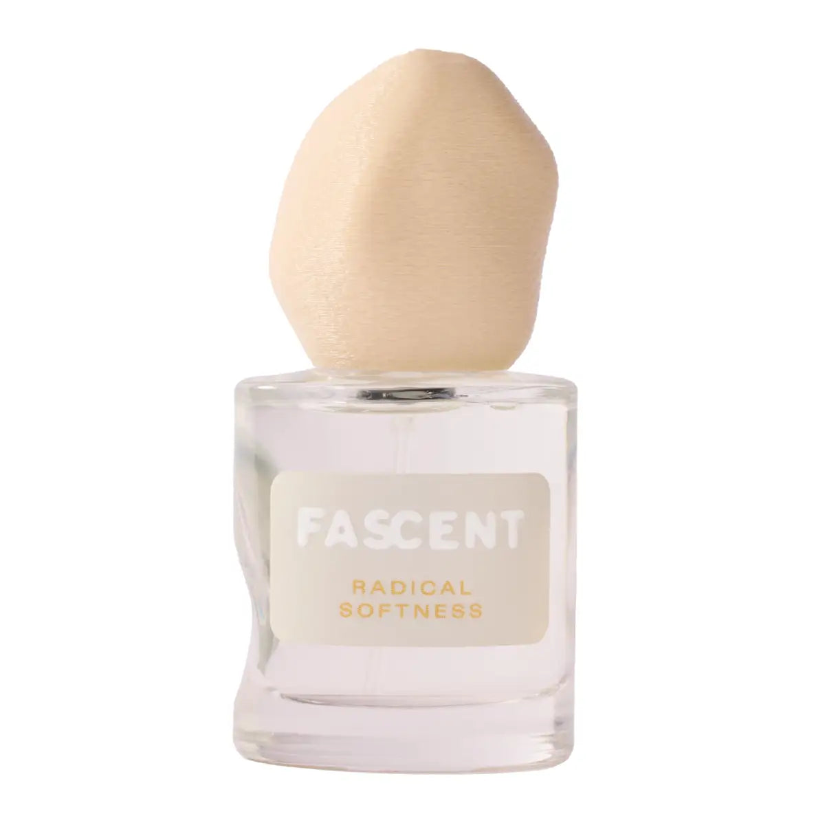 Fascent - Radical Softness Parfumflakon mit unregelmäßig geformtem, mattbeigem Deckel auf klarem Glas vor weißem Hintergrund