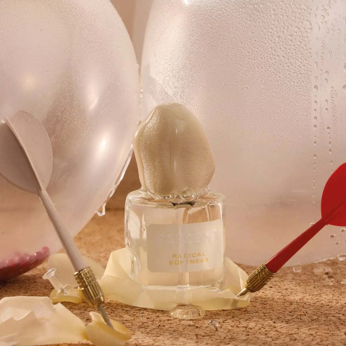 Fascent - Radical Softness Parfumflakon mit detailreichem, weichem Deckel und zarten Wassertropfen im warmen Licht