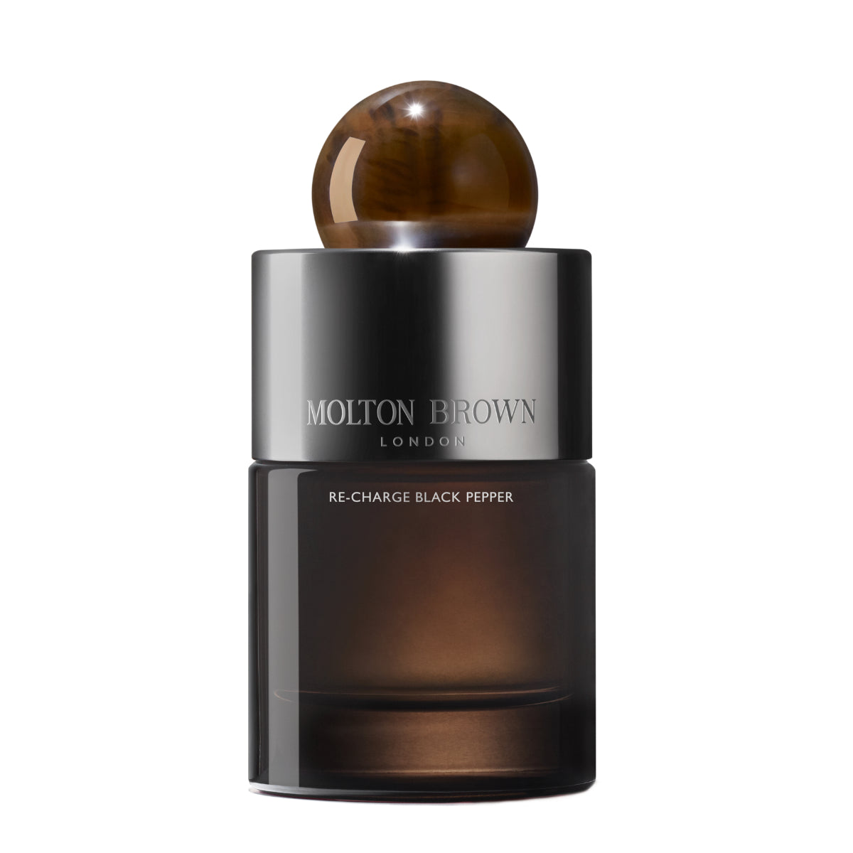 Molton Brown - Re-Charge Black Pepper Parfumflakon mit dunklem Glas und braunem, runden Verschluss vor weißem Hintergrund