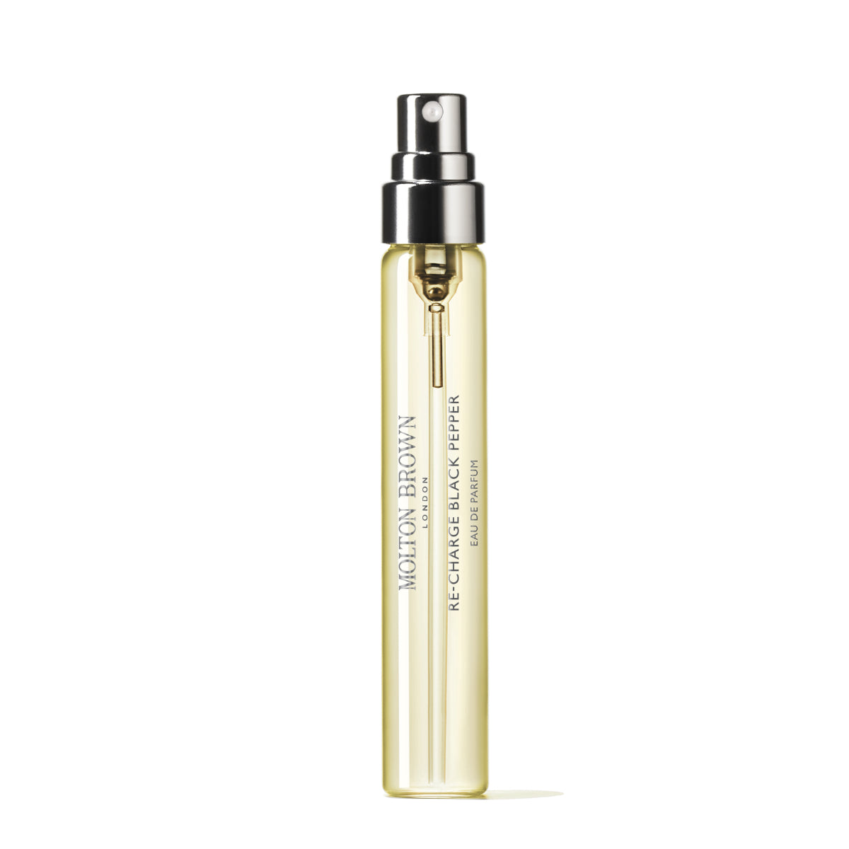 Molton Brown - Re-Charge Black Pepper Probierflakon mit transparentem Gelb und silbernem Sprühkopf vor weißem Hintergrund