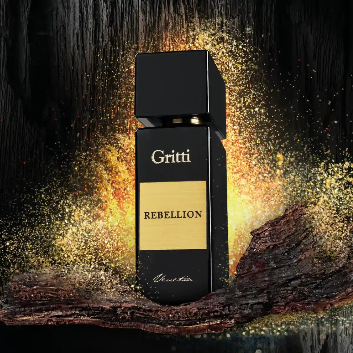 Gritti - Black Collection - Rebellion Parfum in schwarzem Flakon mit goldenem Etikett vor dynamischem Hintergrund aus Holz und Licht