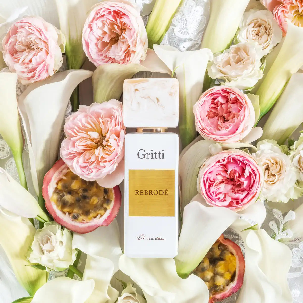 Gritti - White Collection - Rebrodé eleganter Flakon mit goldfarbenem Etikett umgeben von zarten weißen und rosa Blüten