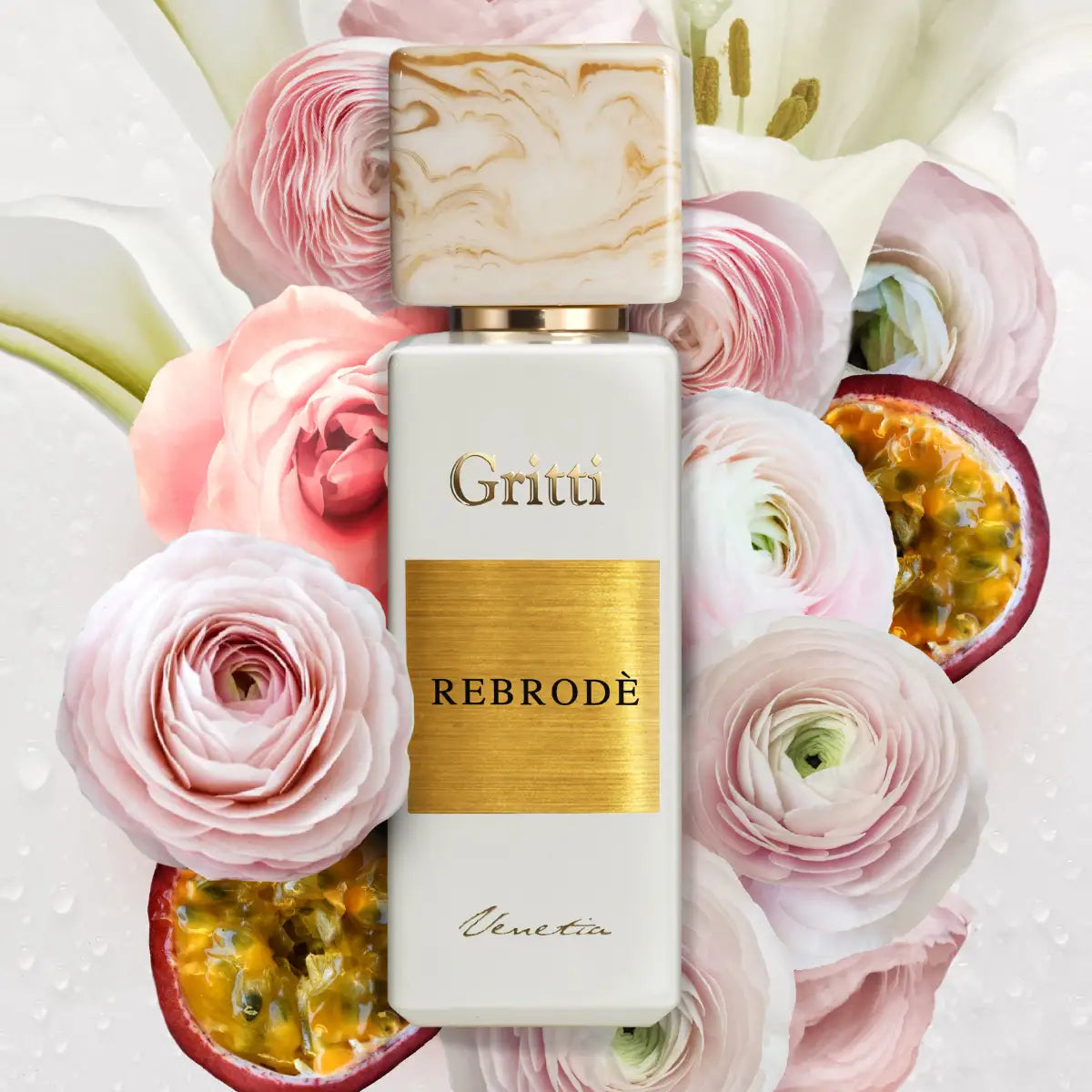 Gritti - White Collection - Rebrodé Parfumflakon mit goldfarbenem Etikett umgeben von zarten rosa Blüten und Passionsfrucht