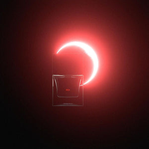 Sora Dora - Red vor rotem Lichtschein mit mystischer, eleganter Aura und exklusiver Duftkomposition zum Jubiläum