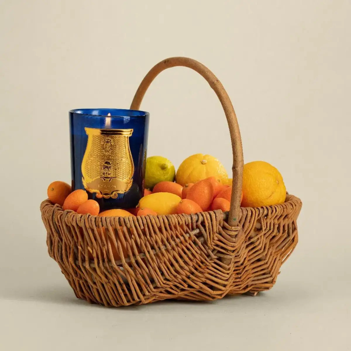 Trudon - Les Belles Matières - Reggio - Duftkerze im tiefblauen Glas mit goldenem Emblem und fruchtigem Zitruskorb