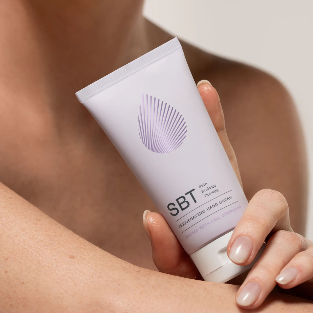 SBT - Body - Rejuvenating Hand Cream in weißer Tube mit zartem Design für intensive Handpflege und Regeneration
