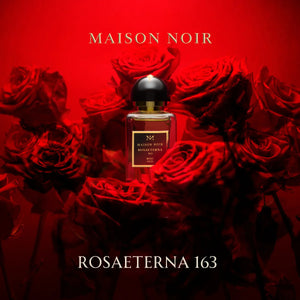 Maison Noir - RosaEterna 163 präsentiert Flakon vor leuchtend roten Rosen und tiefrotem Hintergrund elegant inszeniert