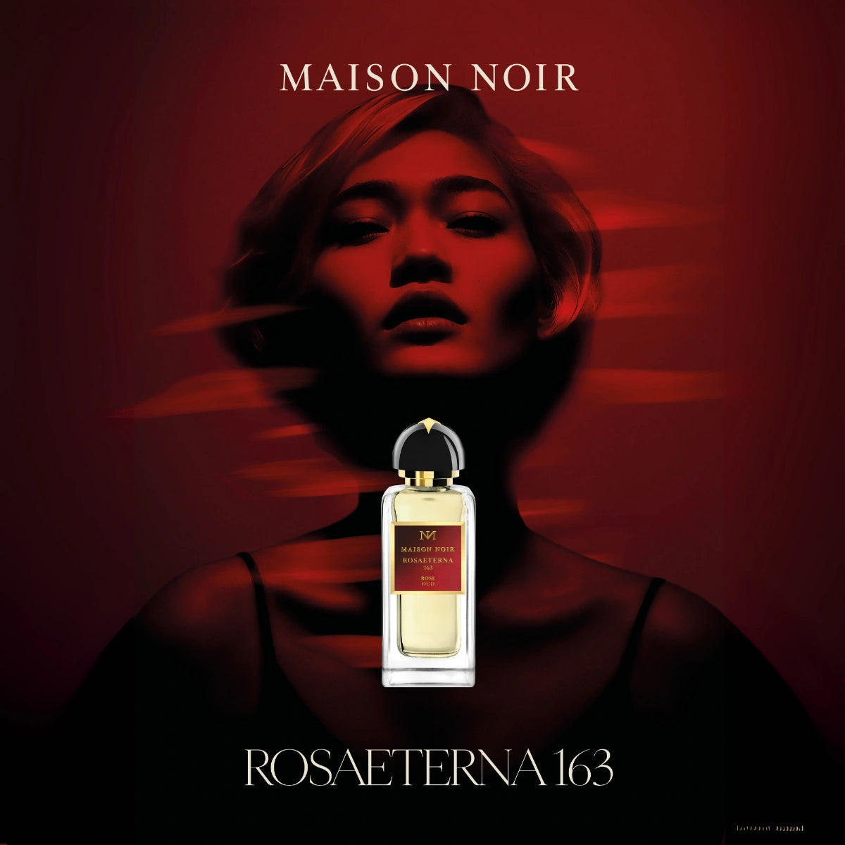 Maison Noir - RosaEterna 163 zeigt Flakon mit goldenem Duft vor stilvoll beleuchtetem Porträt und rotem Hintergrund
