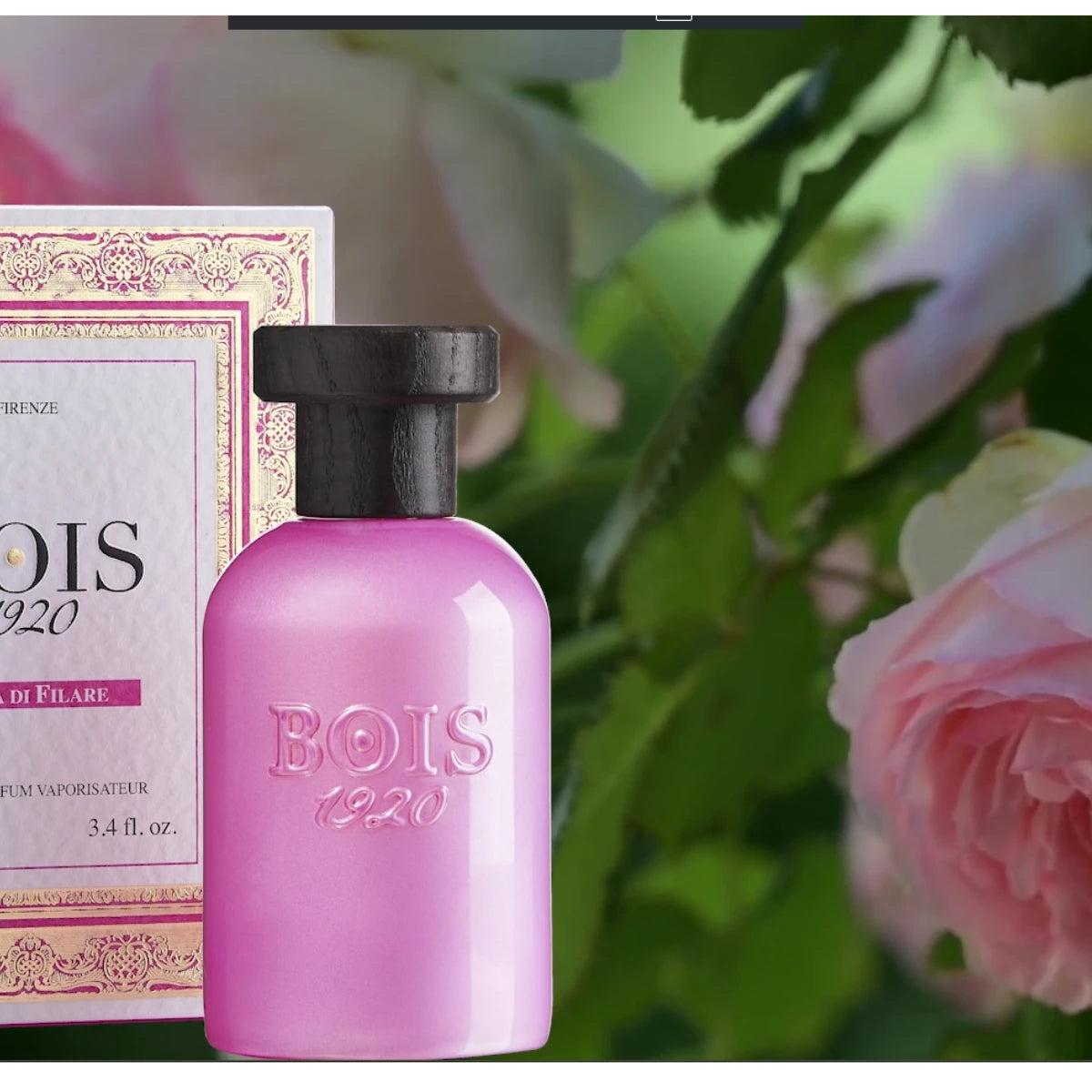 Bois 1920 - La Voluttuose - Kimono Rose aka Rosa di Filare rosafarbener Flakon mit schwarzem Verschluss vor Rosenblüten im Hintergrund
