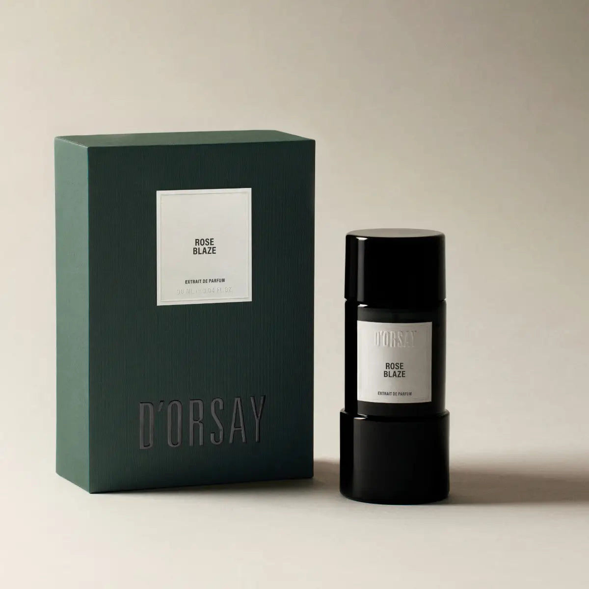 D'Orsay - Rose Blaze Extrait de Parfum im eleganten schwarzen Flakon mit grünem Verpackungskarton vor neutralem Hintergrund