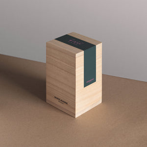 Marie Jeanne - Rose Shiso edle Holzkasten-Verpackung mit elegantem schwarzen Etikett vor schlichtem Hintergrund
