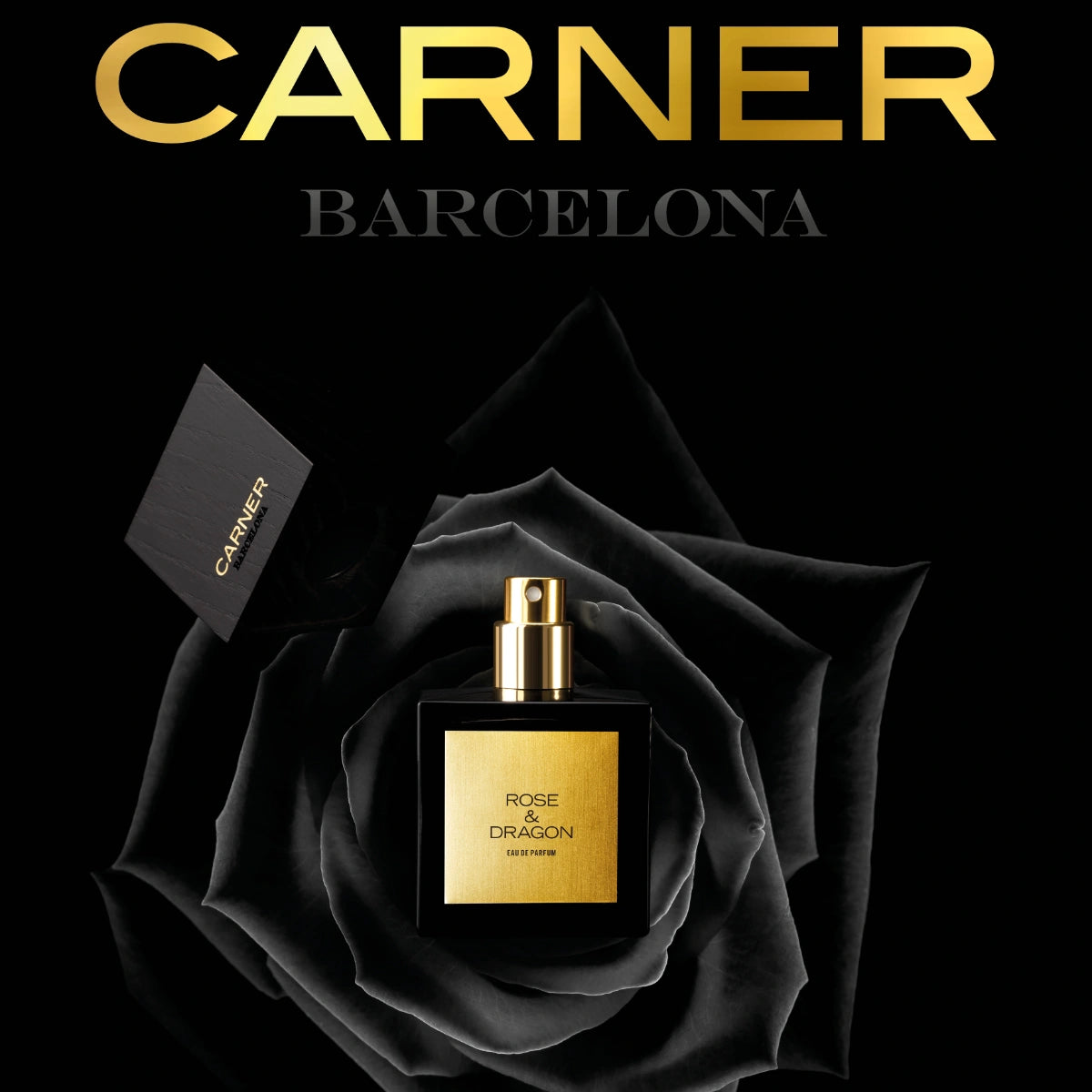 Carner Barcelona - Black Collection - Rose & Dragon Parfumflakon mit goldenem Label vor schwarzem Rosenmotiv und dunklem Hintergrund