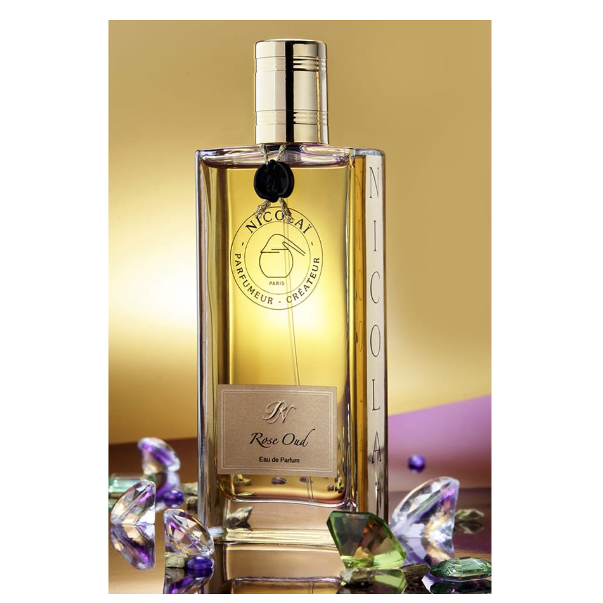 Nicolai - Rose Oud Parfumflakon mit klarem Glas, goldfarbenem Verschluss und elegantem Etikett in schlichtem Stil