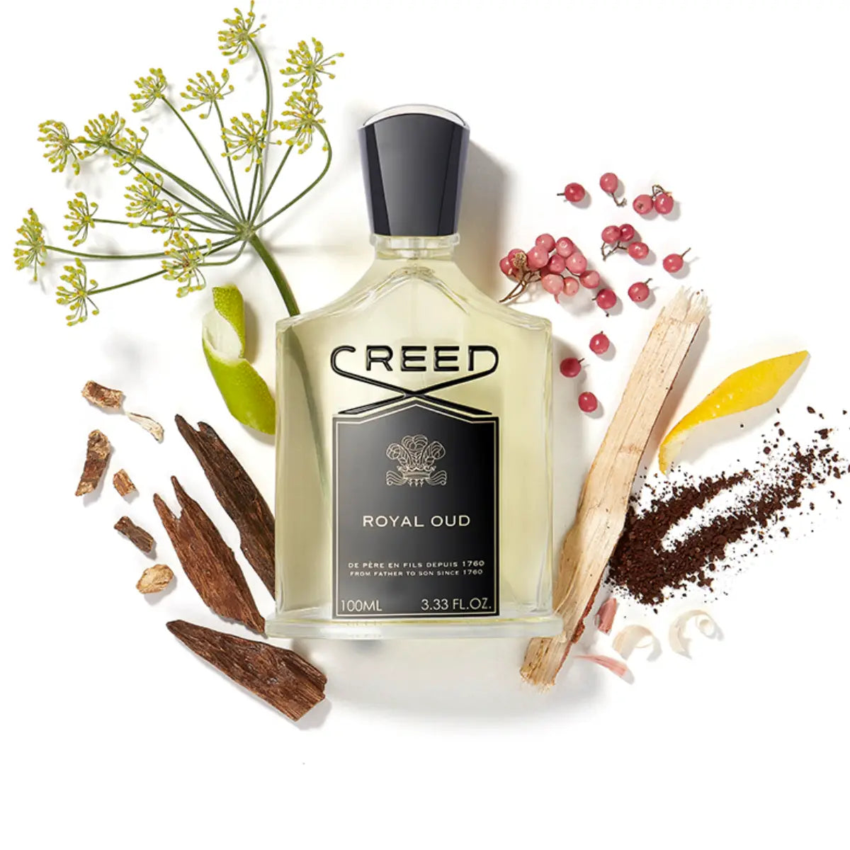 Creed - Royal Oud klarer Flakon mit schwarzem Etikett eingerahmt von Holz und Gewürzen auf weißem Hintergrund