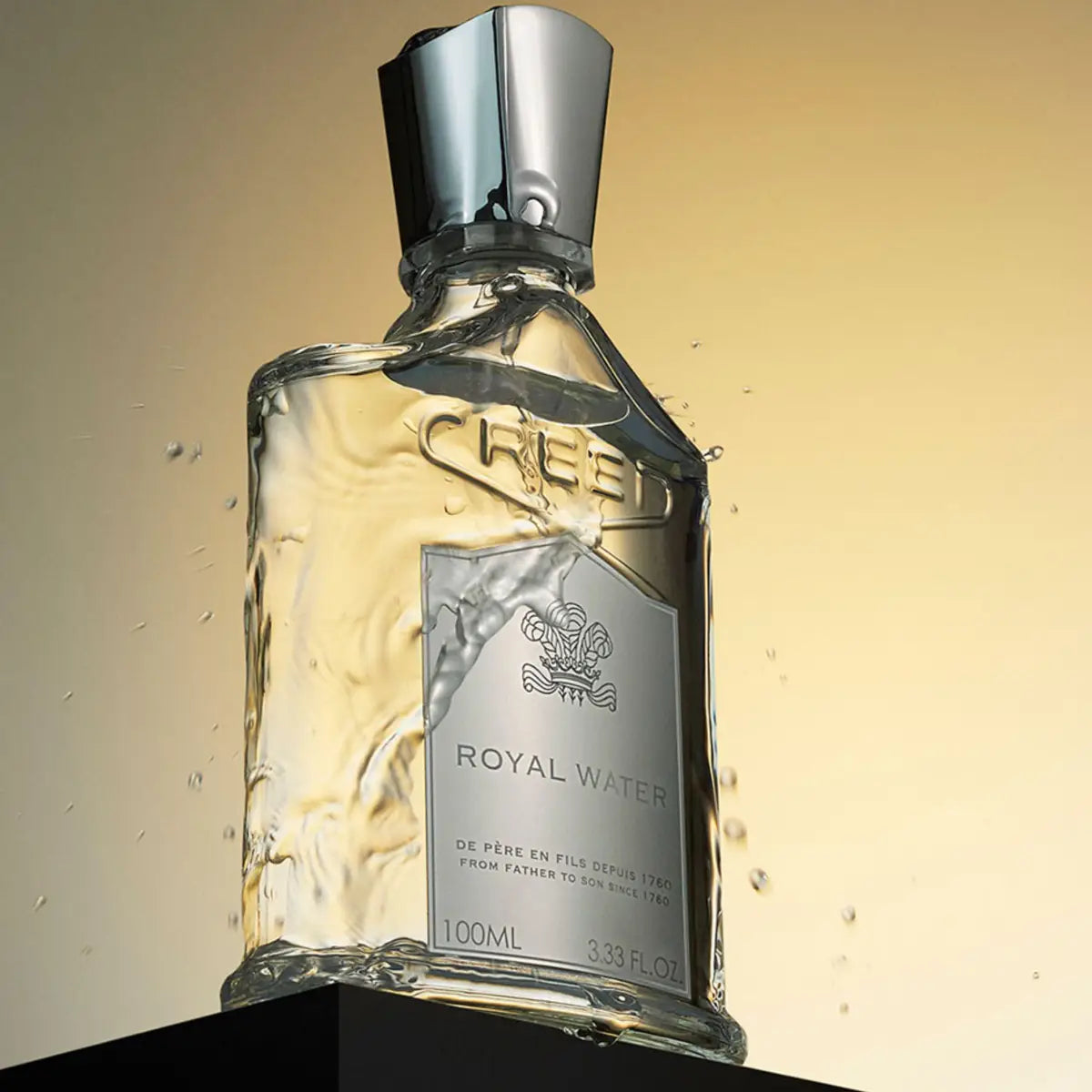 Creed - Royal Water Parfumflakon mit silbernem Verschluss und elegantem, klaren Design vor warmem Hintergrund