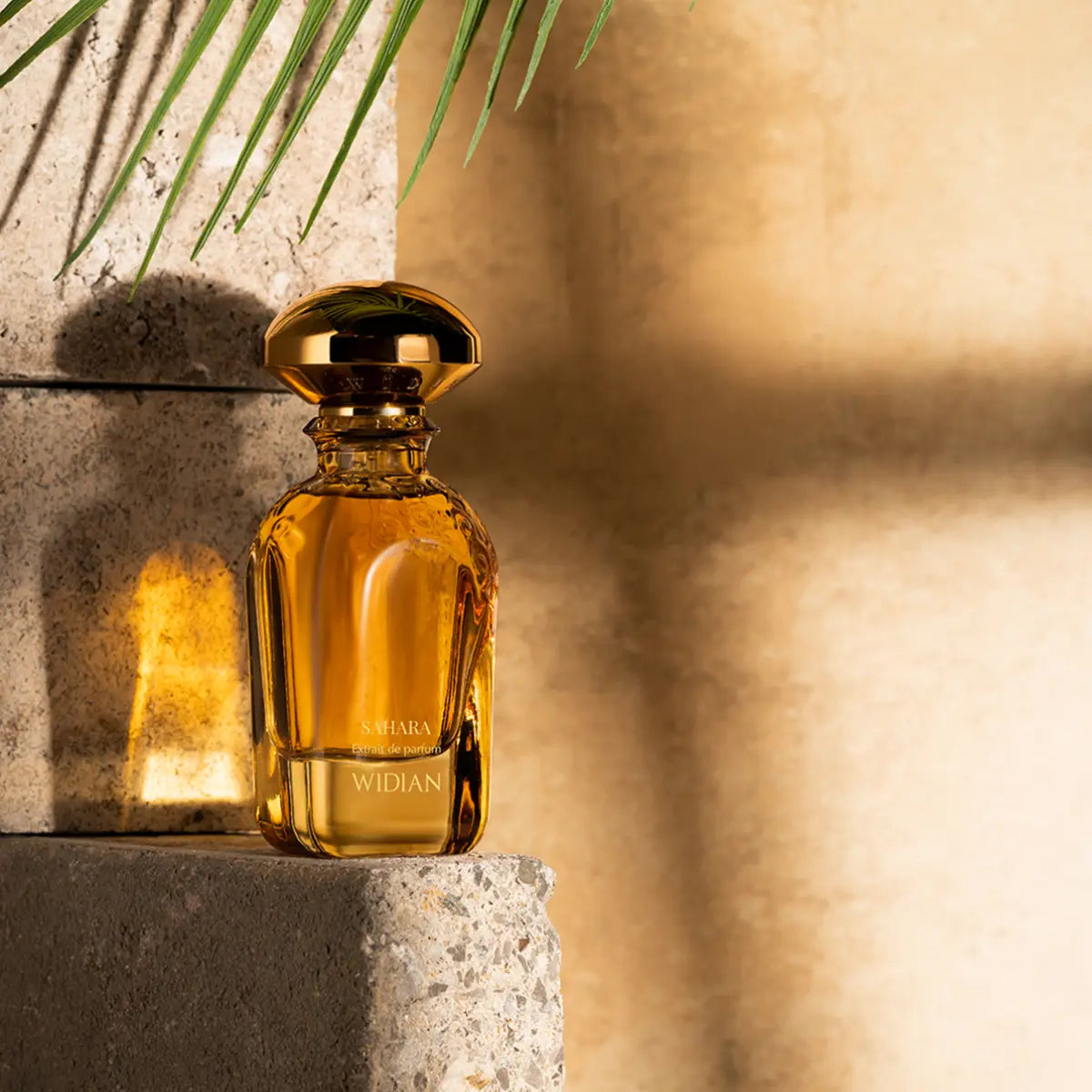 Widian - Gold Collection - Sahara eleganter Parfumflakon in warmem Goldton mit facettiertem Design und glänzendem Verschluss