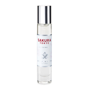 Acca Kappa - Sakura Tokyo Parfum-Flakon mit klarem Glas und silbernem Verschluss vor weißem Hintergrund