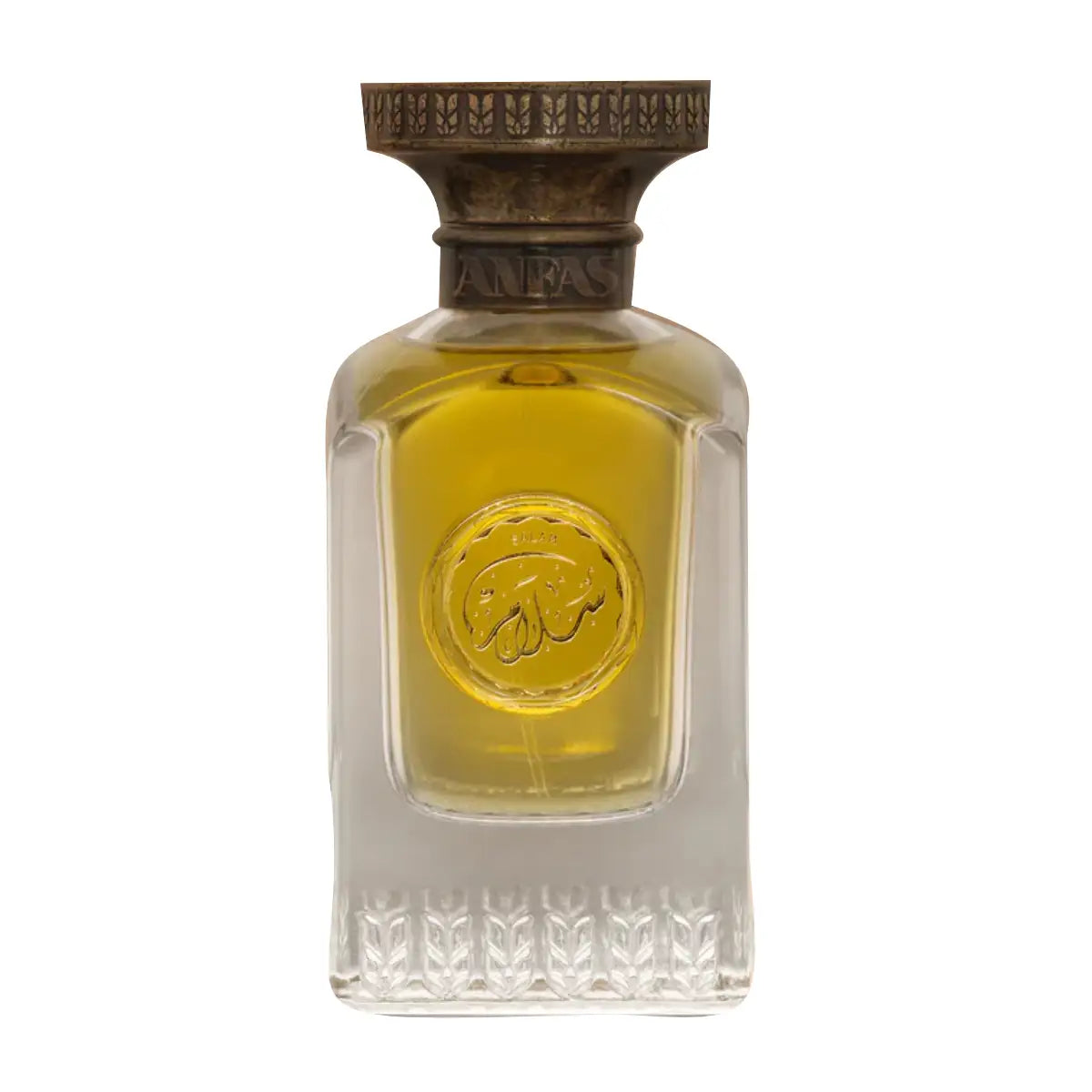 Anfas - Essence of Arabia Collection - Salam Parfumflakon mit bernsteinfarbener Flüssigkeit und verziertem Verschluss auf weißem Hintergrund