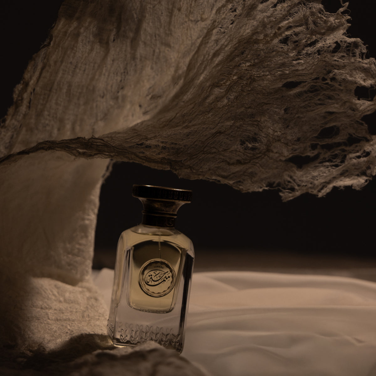 Anfas - Essence of Arabia Collection - Samaha Parfumflakon mit antikem Verschluss im sanften, atmosphärischen Lichtspiel