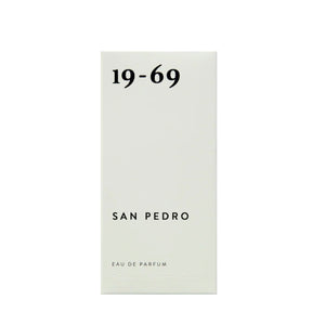 19-69 - San Pedro Parfumverpackung in schlichtem Weiß mit klarer, minimalistischer Typografie vor hellem Hintergrund