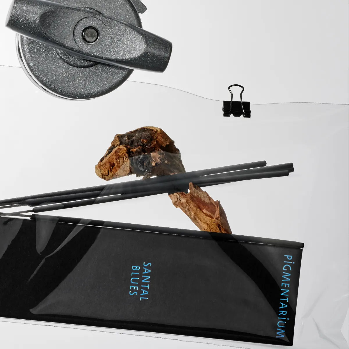 Pigmentarium - Räucherstäbchen - Santal Blues in schwarzer eleganter Verpackung mit drei schwarzen Stäbchen auf Holzdekoration