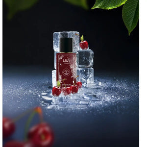 LEN - Say Sakura Parfumflakon in tiefrotem Design umgeben von Eiswürfeln und frischen Kirschen inszeniert