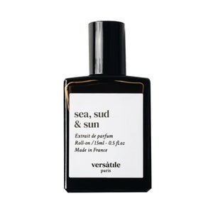 Versatile - Sea, Sud & Sun Roll-on Parfumflakon in schlichtem Schwarz mit weißem Etikett vor weißem Hintergrund