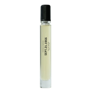 Rundholz Parfums - SEPT.21.1966 schlanker Glasflakon mit hellem Duft und schlichtem schwarzem Verschluss vor weißem Hintergrund