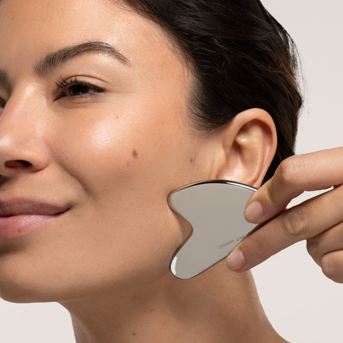 SBT - Activate - Pro-youthing Duo mit Gua Sha Tool zur Hautrevitalisierung und Förderung der Kollagenbildung