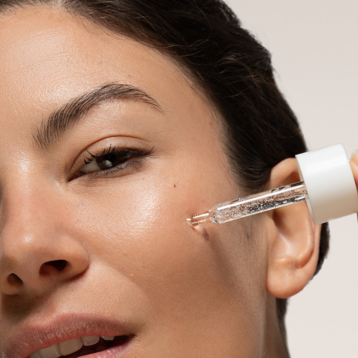 SBT - Activate - Pro-youthing Duo zeigt Anwendung eines Wirkstoffs mit Pipette zur Hautrevitalisierung und Feuchtigkeitsversorgung