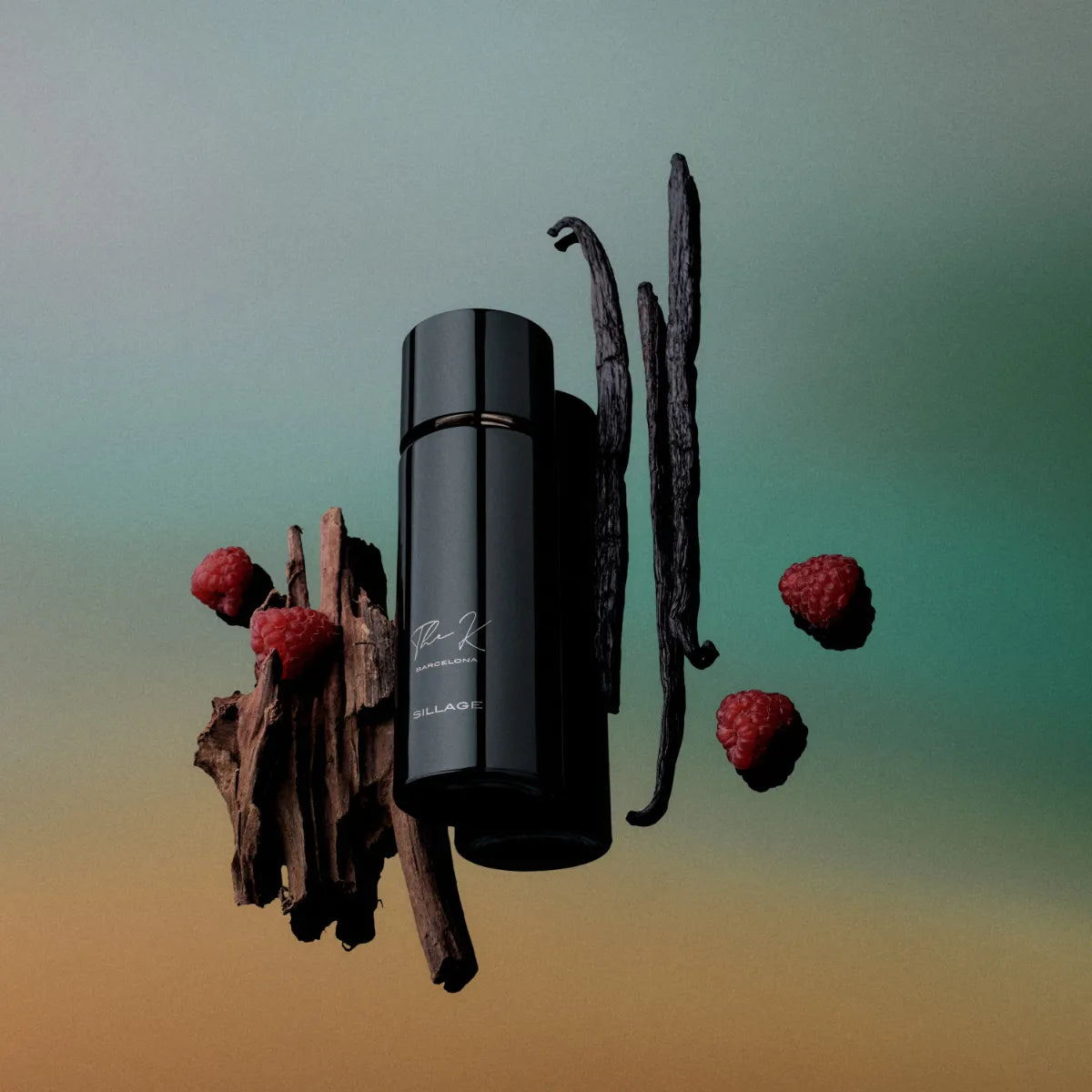 Kinetic Perfumes - Sillage Duftflakon in tiefschwarzem Design neben Vanilleschoten, Zimt und Himbeeren arrangiert