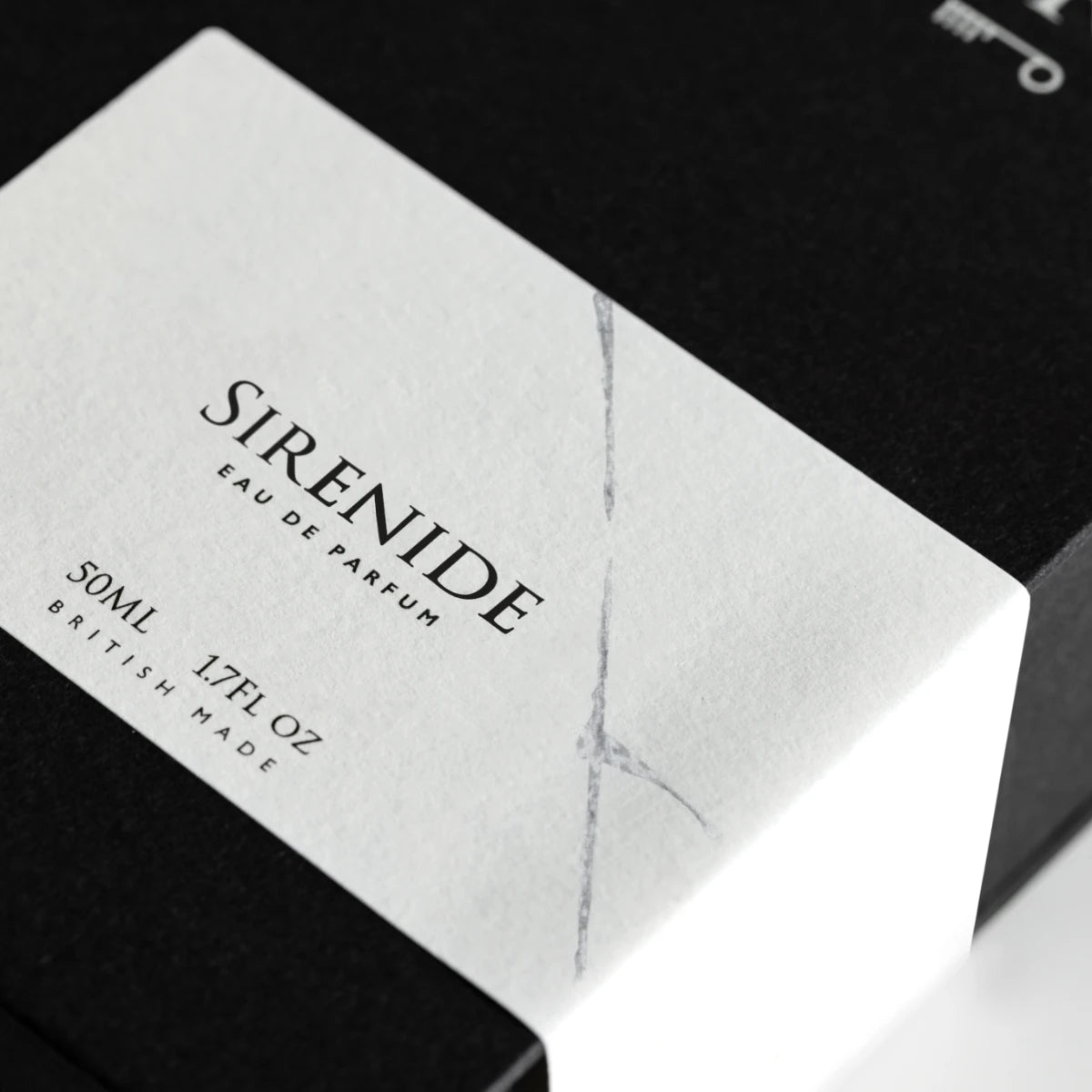 BeauFort London - Force Majeure - Sirenide Parfumverpackung in Schwarz-Weiß mit minimalistischem Design und feinem Papieretikett