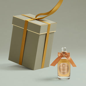 Penhaligon's - British Tales - Solaris zeigt Flakon mit oranger Schleife neben grauer Geschenkbox mit goldfarbenem Band