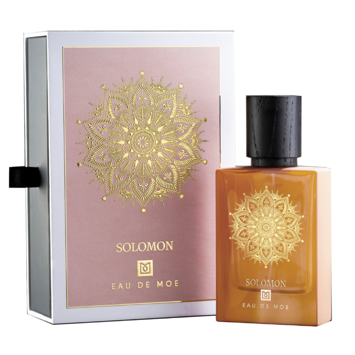 Eau De Moe - Solomon Parfumflakon in Bernstein mit goldener Mandala-Verzierung und schwarzem Holzverschluss neben eleganter Verpackung