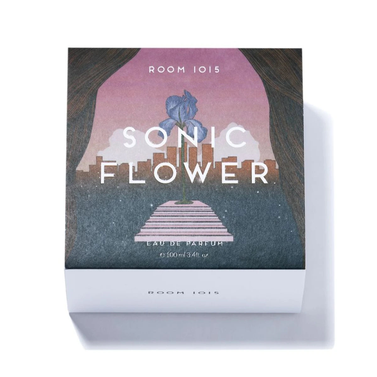 Room 1015 - Sonic Flower Verpackung mit irisierendem Blütenmotiv vor urbanem, pastellfarbenem Hintergrund
