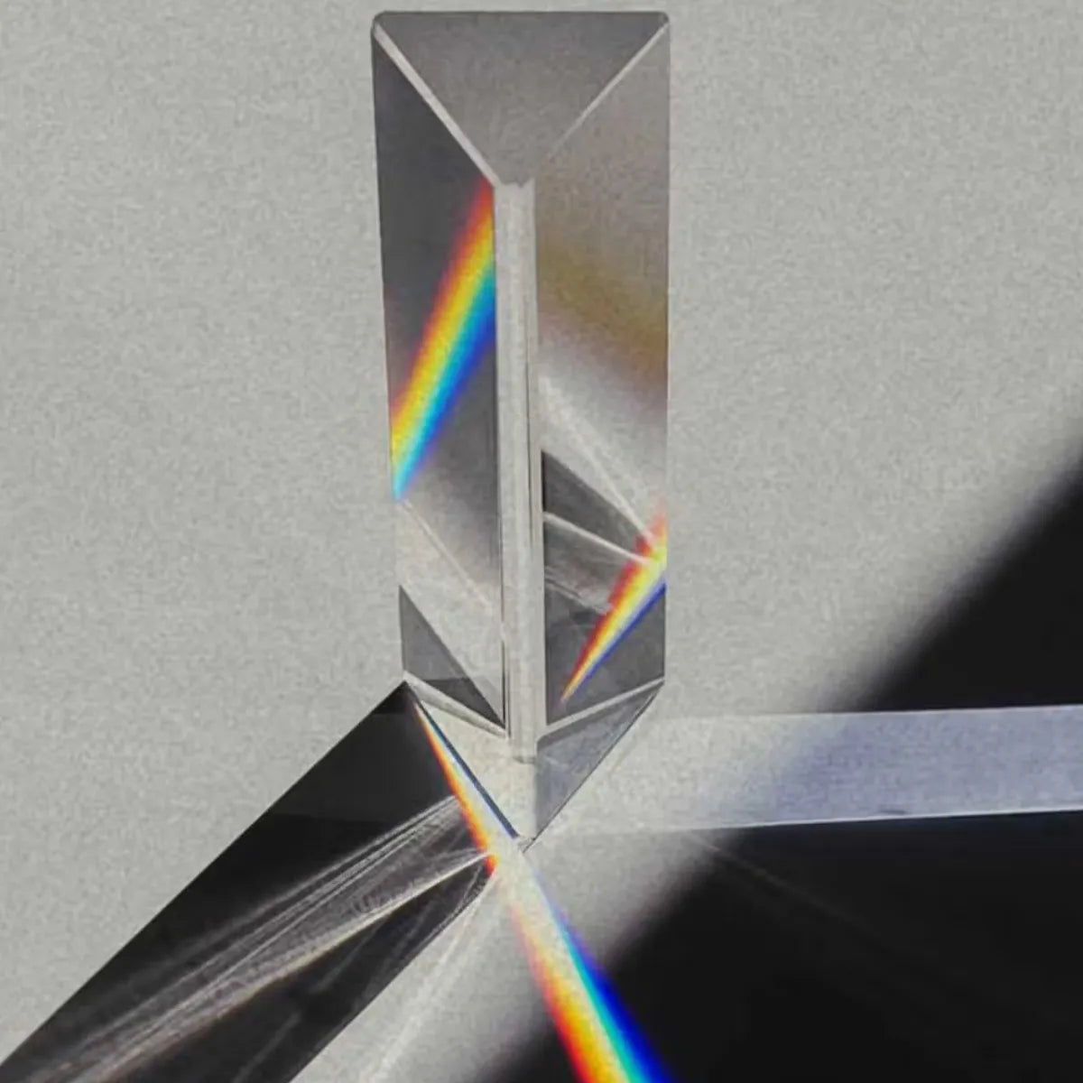 D.S. & Durga - Spirit Lamp - Duftkerze mit Lichtbrechung und farbigen Regenbogenspiegelungen auf grauem Hintergrund
