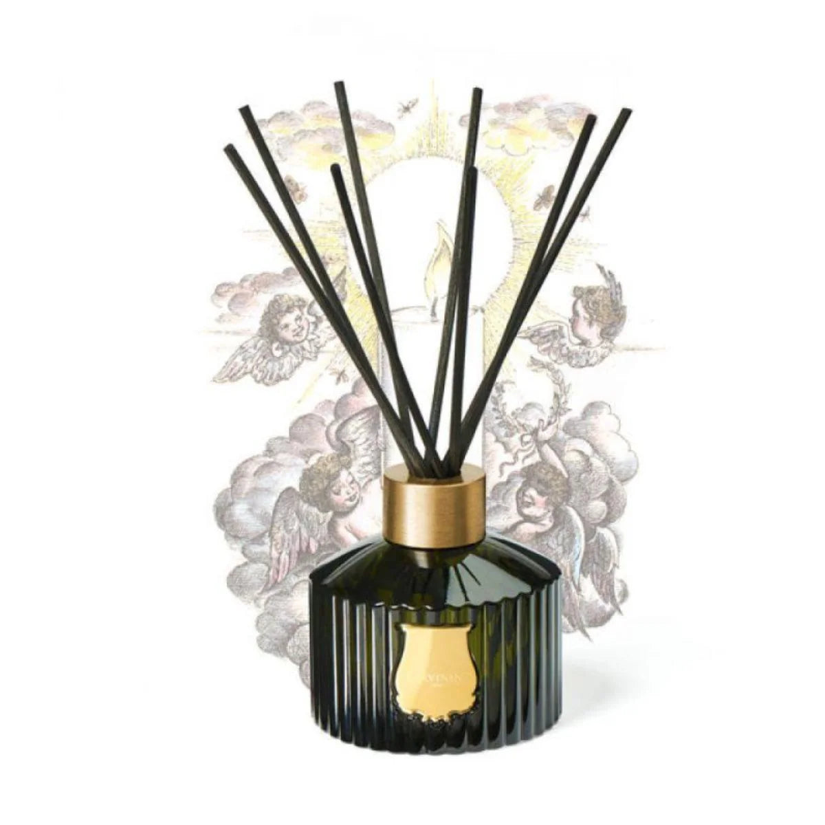 Trudon - Reed Diffusor - Spiritus Sancti mit schwarz geriffeltem Glas, goldfarbenem Verschluss und schwarzen Duftstäbchen vor Engelsillustration