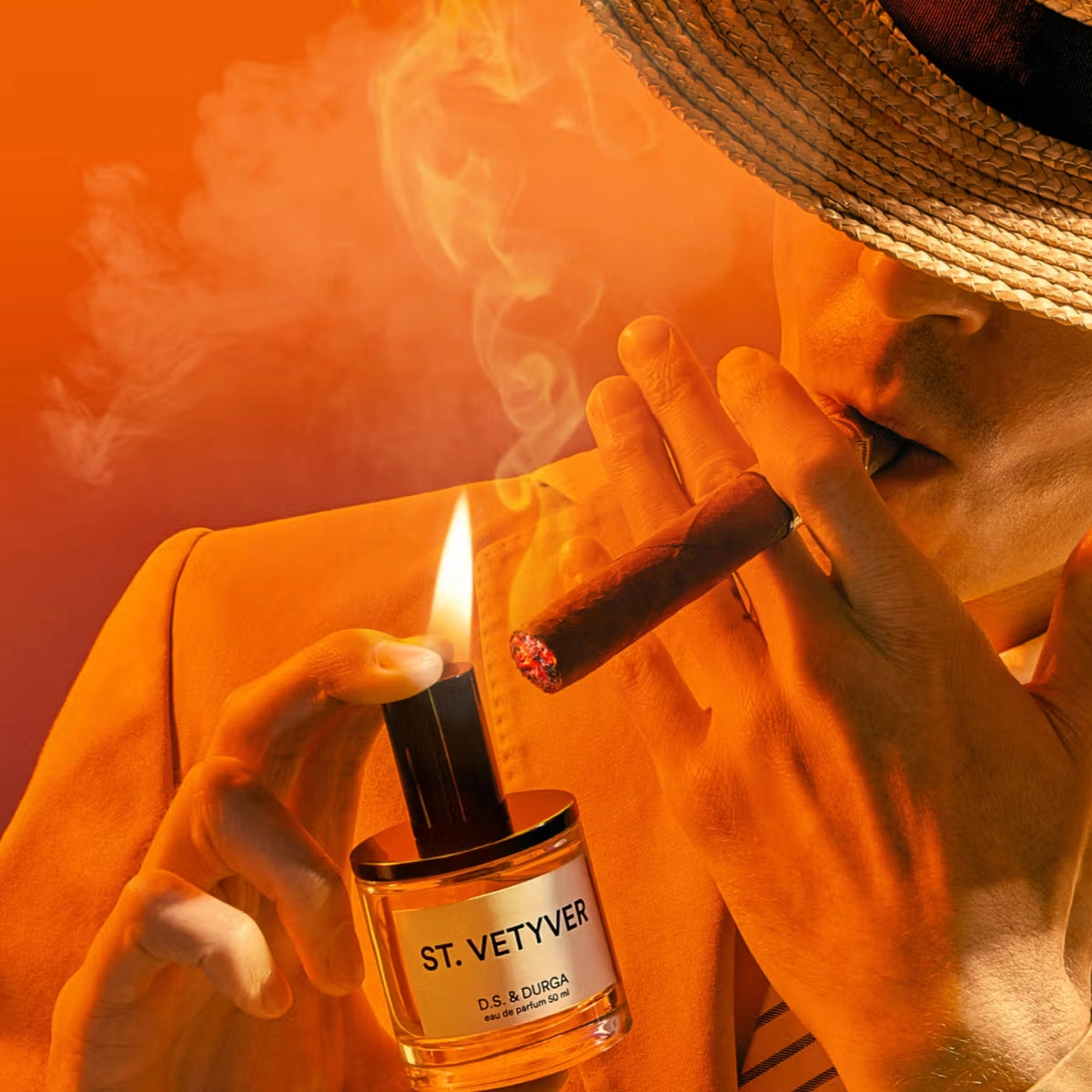 D.S. & Durga - St. Vetyver Parfum mit brennendem Docht und Mann im Hut gegen orangefarbenen Hintergrund