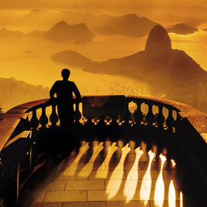 Olfactive Studio - Still Life in Rio Silhouette einer Person mit Blick auf Rio im goldenen Sonnenlicht bei Dämmerung