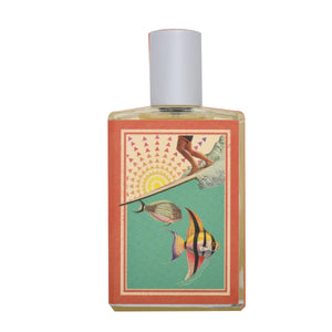 Imaginary Authors - Sundrunk Parfumflakon mit künstlerischem Etikett und weißem Verschluss auf weißem Hintergrund